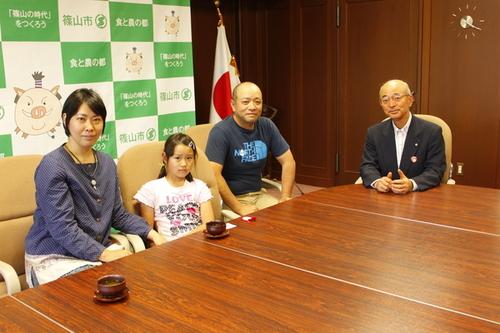 市長が篠山市に避難されてきた家族と一緒に写っている写真